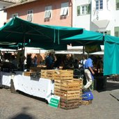RS Kaltern Dorf Markt Marktplatz
