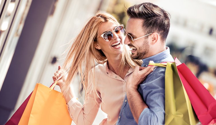 RS Shopping einkaufen freude gluecklich lachen personen marketing