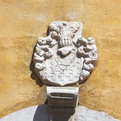 Kaltern Tonvin Wappen in weissem Marmor