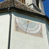 RS Oberplanitzing Kaltern Kirche Dorfzentrum Sonnenuhr