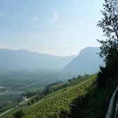 RS kastelazweg blick auf kurtatsch im dunst