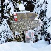 Ueberetscherhuette Wegschild im Schnee