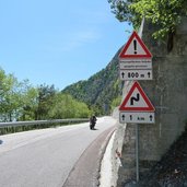 mendelpass strasse bei tumortal motorradfahrer