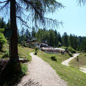 mendel weg nr halbweg huette rifugio mezzavia im gemeindegebiet cavareno