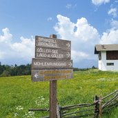 wegweiser wanderwege bei aldein neuhaushof