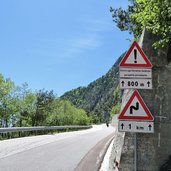 mendelpass strasse bei tumortal steinschlaggefahr schild