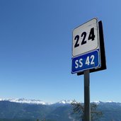 mendelpass strasse bei tumortal strassenschild kmanzeige