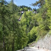 mendelpass strasse und blick auf mendelpass mit standseilbahn