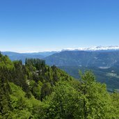 mendelpass aussicht im mai fruehlingsgruene mendel