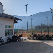 tennisplatz sparer bei montiggl im fruehling