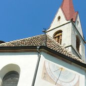 RS Oberplanitzing Kirche Dorfzentrum Sonnenuhr