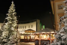 RS Christkindlmarkt Schnee Bruneck Weihnachtsbaum