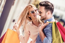 RS Shopping einkaufen freude gluecklich lachen personen marketing