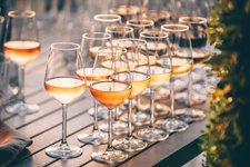 RS Adobe Stock glaeser glas wein rose