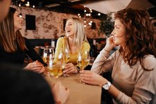 RS Adobe Stock lokal unterhaltung bar wein lachen personen