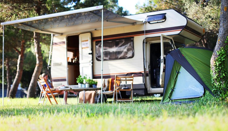 Adobe Stock camping camper zelt