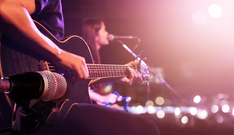 Adobe Stock musik gitarre mikrofon