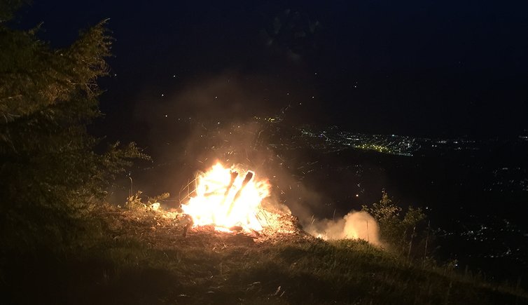 Herz Jesu Feuer Kaltern Und Tramin Kalterer See Sudtirol