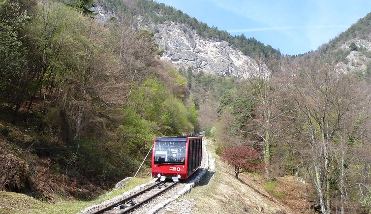 RS kalterer hoehenweg april mittelstation mendelbahn