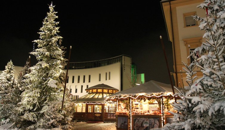 RS Christkindlmarkt Schnee Bruneck Weihnachtsbaum