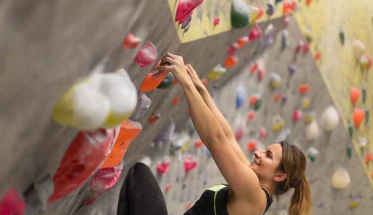 klettern halle bouldern person